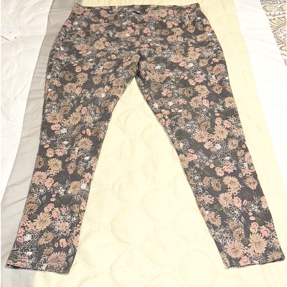 Torrid Gray Floral Leggings EUC SZ 1x-3X - Picture 2 of 5